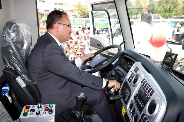 BAKAN İŞ BAŞINDA,ÇÖP KAMYONUYLA TEST SÜRÜŞÜ YAPTI