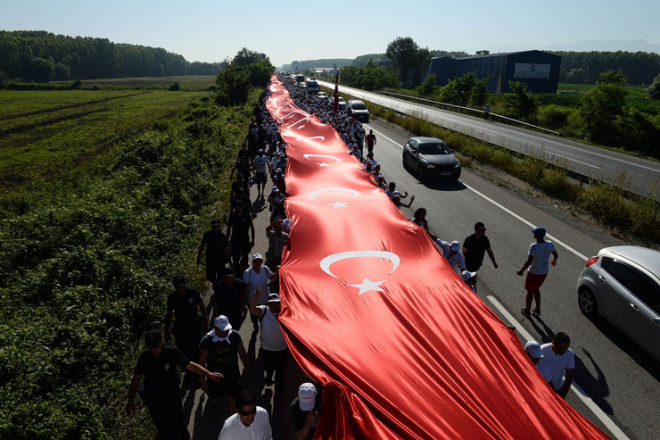 ERDAL AKSÜNGER’DEN FOTO MONTAJCIYA KAPAK,IQ’SU AYAKKABI NUMARASINDAN KÜÇÜK..