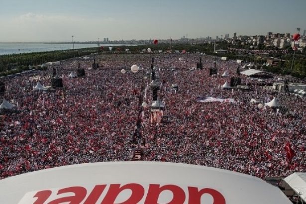 MEYDAN AYNI MEYDAN,ERDOĞAN;”BİZ MİTİNG YAPTIK 2 MİLYON İNSAN..ONLAR YAPTI 170 BİN..”