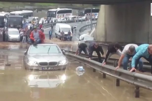 ŞAKA DEĞİL,UYARI;HABER TÜRK”BOYU 1.60’TAN KISA OLANLAR SOKAĞA..”