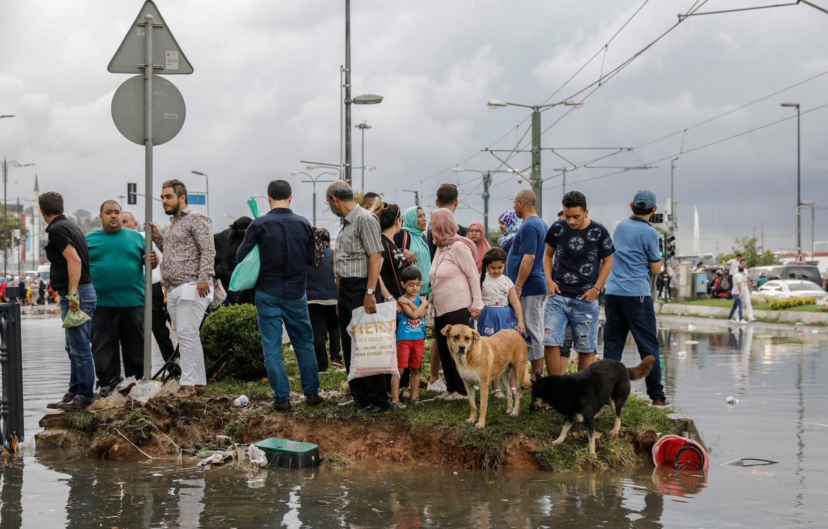 MEGA KÖYDE SURVIVOR MANZARALARI,İSTANBUL YAĞMURA TESLİM OLDU