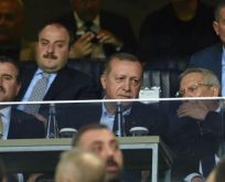 FENER BAHÇE TARAFTARI ERDOĞAN’I İZMİR MARŞIYLA KARŞILADI