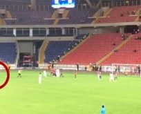 VİDEO-MERSİN İDMAN YURDU TARAFTARI SAHAYA GİRİP,AMED SPOR’LU OYUNCULARA SALDIRDI