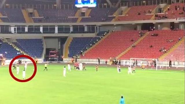 VİDEO-MERSİN İDMAN YURDU TARAFTARI SAHAYA GİRİP,AMED SPOR’LU OYUNCULARA SALDIRDI