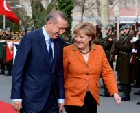 ERDOĞAN VE GOMİZ’E OY ATILAN SEÇİMİ MERKEL KAZANDI,IRKÇI PARTİ MECLİSE GİRDİ