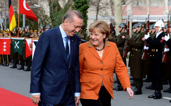 ERDOĞAN VE GOMİZ’E OY ATILAN SEÇİMİ MERKEL KAZANDI,IRKÇI PARTİ MECLİSE GİRDİ