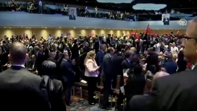 OLAYSIZ ABD GEZİSİ YOK,ERDOĞAN KONUŞURKEN PROTESTO YAPILDI,SALON KARIŞTI