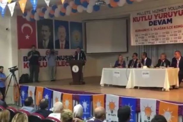 VİDEO-AKP ÇATIRDIYOR! BALIKESİR AKP KONGRESİNDE BELEDİYE BAŞKANI-VEKİL KAVGASI