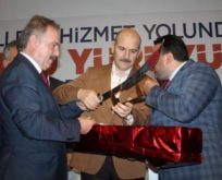 ÜMMET BİZE BAKIYOR DİYEN SÜLEYMAN SOYLU’YA KILIÇ HEDİYE EDİLDİ