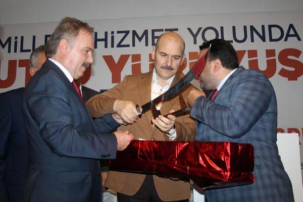 ÜMMET BİZE BAKIYOR DİYEN SÜLEYMAN SOYLU’YA KILIÇ HEDİYE EDİLDİ