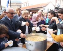 ÇOCUKLARA YEDİRMEYİN! ENSAR VAKFI OKULLARDA AŞURE DAĞITTI