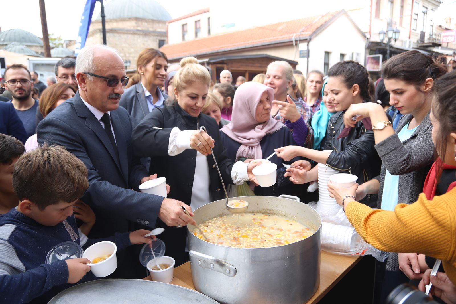 ÇOCUKLARA YEDİRMEYİN! ENSAR VAKFI OKULLARDA AŞURE DAĞITTI