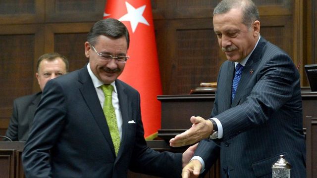 MELİH GÖKÇEK ERDOĞAN’A KARŞI 1-0 ÖNDE,GÜÇLÜNÜN KARŞISINA ARŞİVİYLE ÇIKAR