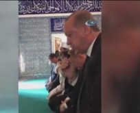 VİDEO-ERDOĞAN CAMİDE KUR’AN OKUDU,MEDYAYA SERVİS EDİLDİ