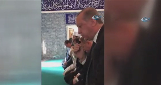 VİDEO-ERDOĞAN CAMİDE KUR’AN OKUDU,MEDYAYA SERVİS EDİLDİ