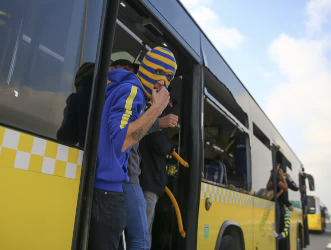 DERBİ ÖNCESİ ŞİDDET,FENER BAHÇE TARAFTARLARI HALK OTOBÜSÜNÜN CAMLARINI KIRDI