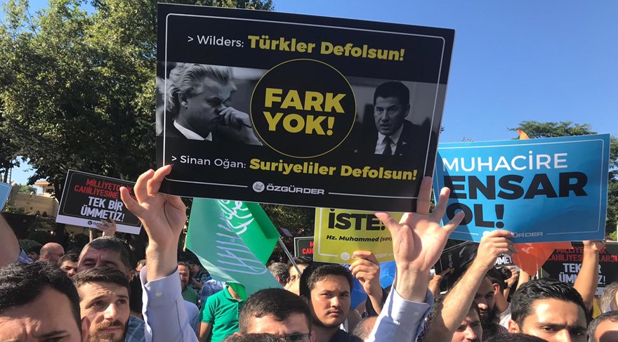 SURİYELİ EYLEMİNDE GERGİNLİK,TÜRKİYE TÜRKTÜR TÜRK KALACAK SLOGANIYLA EYLEMİ BASMAK İSTEDİLER