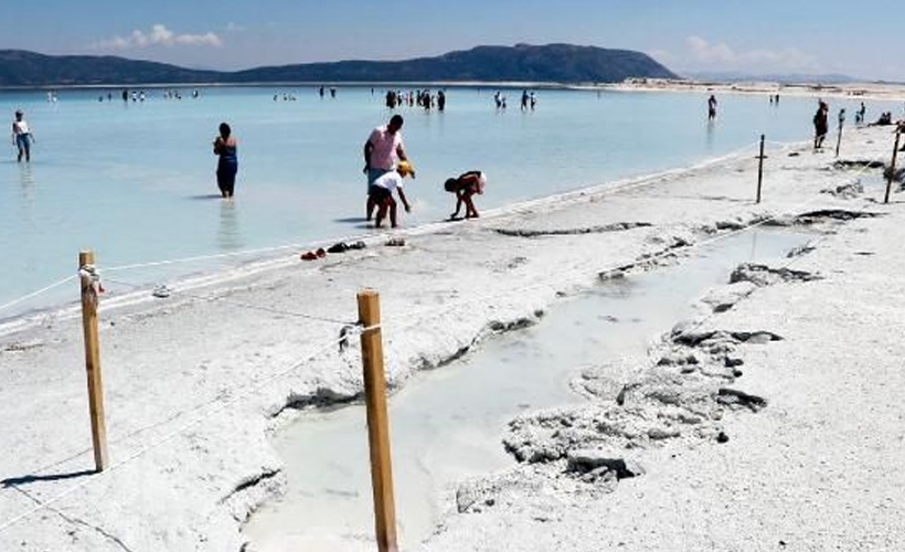 SALDA GÖLÜ YOK OLUYOR,KIYI ŞERİDİNDE ÇUKURLAR OLUŞTU