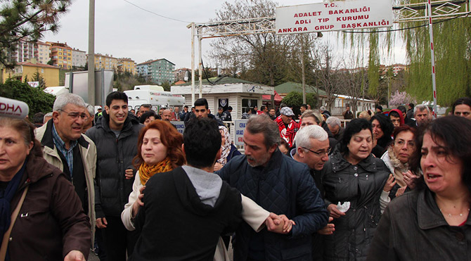 BİRİLERİ NUTUK ATARKEN,ADLİ TIP KAPISINDA EN ACI BEKLEYİŞ