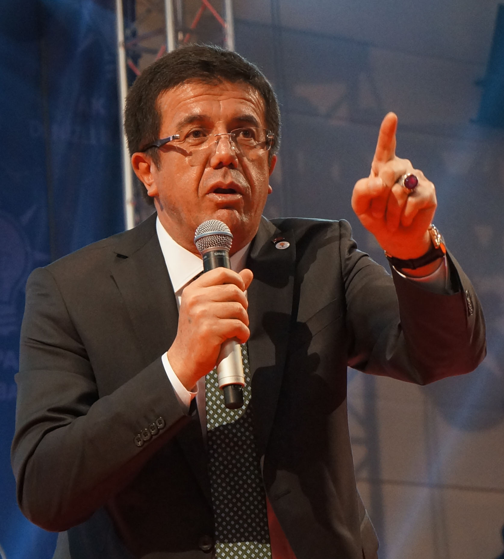 BAKAN ZEYBEKÇİ’NİN YEĞENİ DE MODAYA UYDU