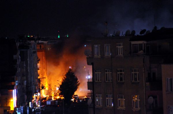 DİYARBAKIR KAYNIYOR,ŞEHRİN DÖRT BİR YANINDA ÇATIŞMALAR SABAHA KADAR SÜRDÜ