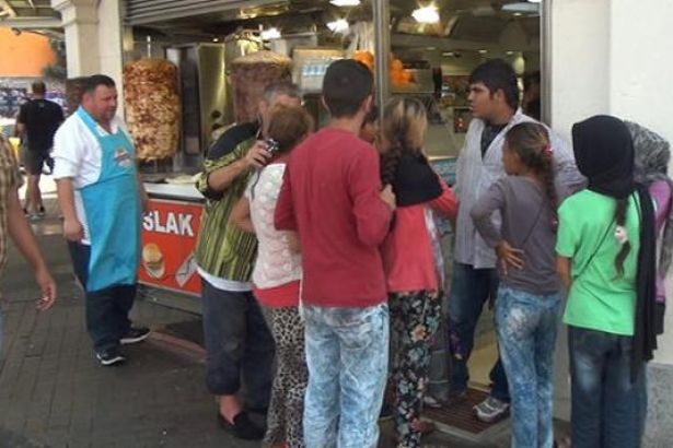 SURİYELİ ÇOCUKLARI DOYURDU,DÖNERCİYİ DOLANDIRDI