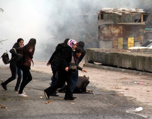 DİYARBAKIR’DA TEHLİKE BÜYÜYOR,HDP ÇAĞRISIYLA SOKAĞA ÇIKAN GRUP POLİSLE ÇATIŞIYOR