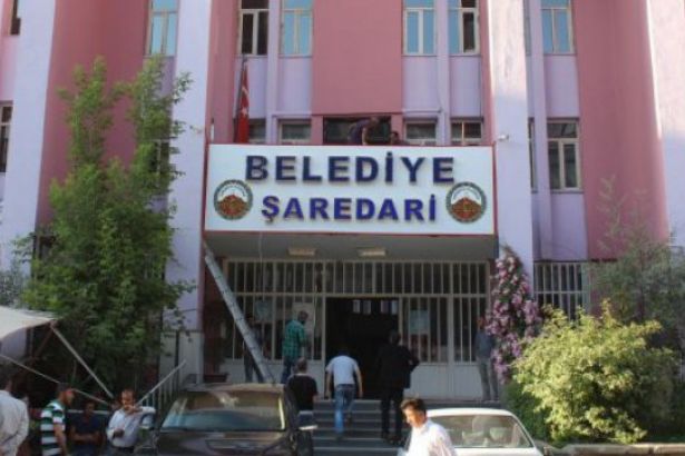 HAKKARİ’DE GERGİNLİK,BELEDİYEYE KAYYUM ATANDI,ORTALIK KARIŞTI