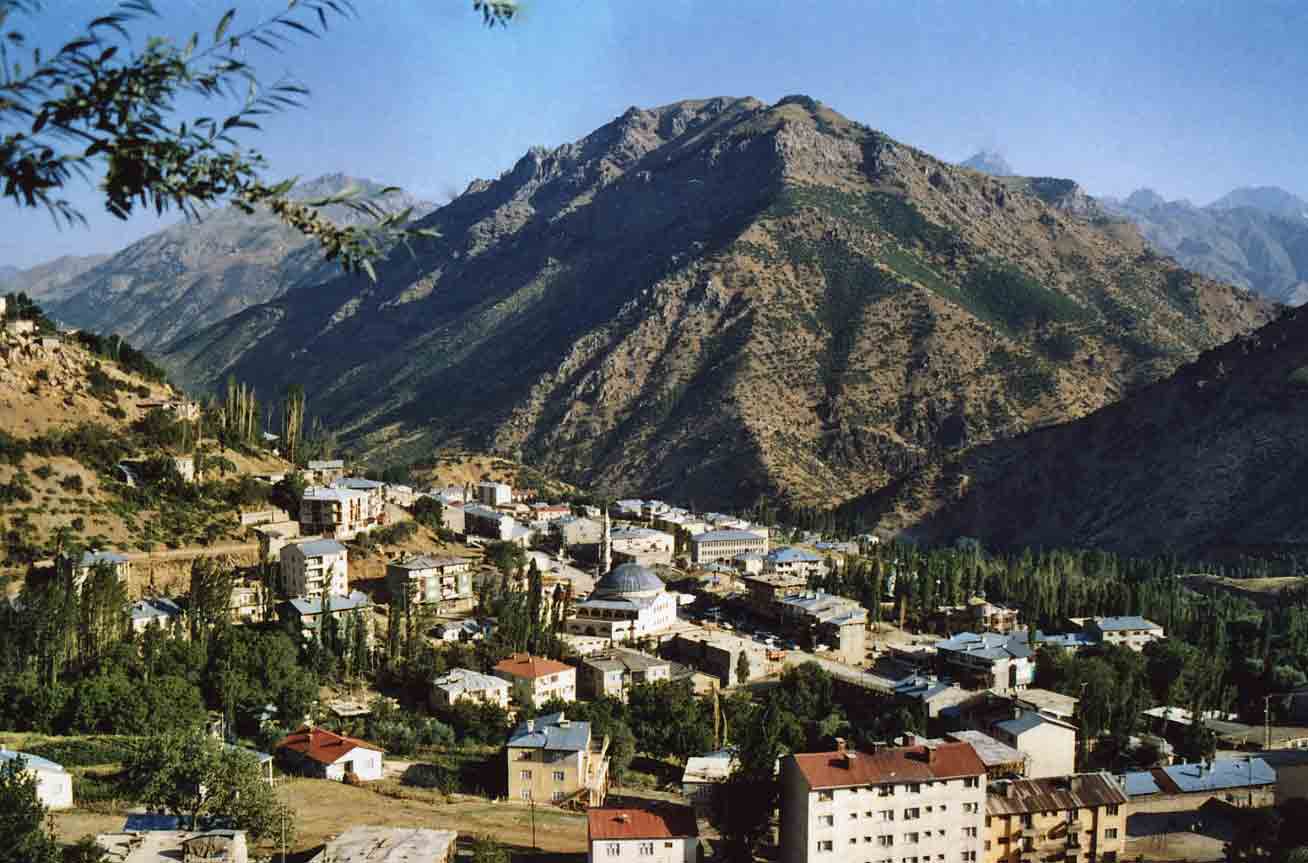 HAKKARİLİ TEPKİLİ,İLÇE OLURSAK IRAK’A GÖÇERİZ