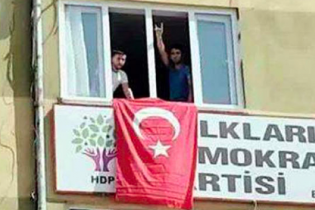 TEHLİKE ÇANLARI;BİR GRUP ELAZIĞ HDP İL BİNASINA GİRDİ