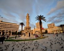 TERÖR İZMİR’DE,KONAK MEYDANI BOŞALTILDI