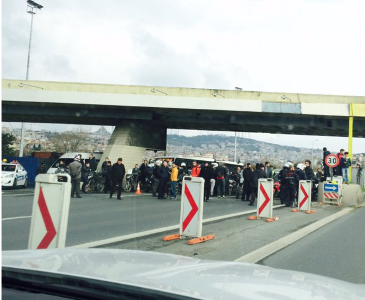 BOĞAZİÇİ KÖPRÜSÜNDE BOMBA ALARMI,ARAÇLAR TERK EDİLİP,KÖPRÜ BOŞALTILIYOR