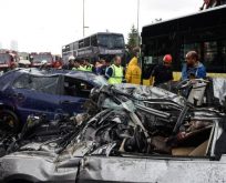 VATANDAŞ ŞOFÖRE ŞEMSİYEYLE VURDU,YOLDAN ÇIKAN METROBÜS ÖNÜNE GELENİ EZDİ