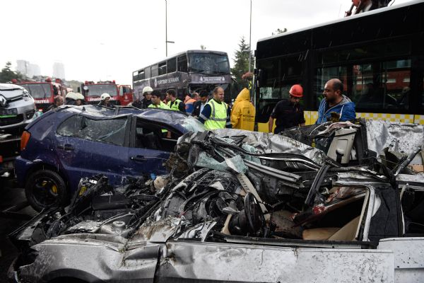 VATANDAŞ ŞOFÖRE ŞEMSİYEYLE VURDU,YOLDAN ÇIKAN METROBÜS ÖNÜNE GELENİ EZDİ