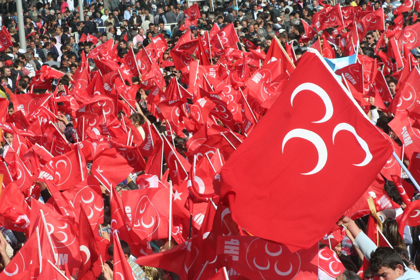 TUĞRUL TÜRKEŞ’E ÖFKE BÜYÜYOR:”SOY ADINI KAÇA SATTIN”