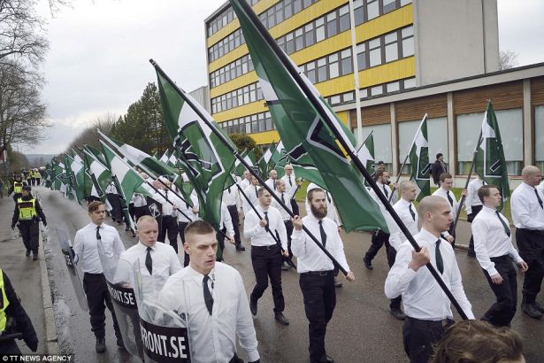 TRUMP BAŞKAN OLDU,FAŞİZM AYAĞA KALKTI,NEO NAZİLER YÜRÜDÜ