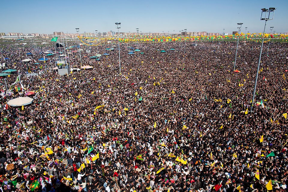 KRİTİK GÜN,HDP YASAĞA RAĞMEN NEWROZ İÇİN MEYDANDA OLACAK