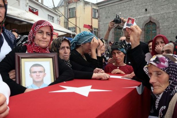 ŞEHİT POLİSİN CENAZESİNDE AKP’YE PROTESTO