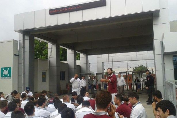 TOFAŞ İŞÇİSİ AYAKTA,ÜRETİM DURDU