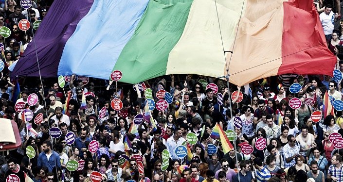 TAKSİM’DE LGBTİ MEYDAN SAVAŞI