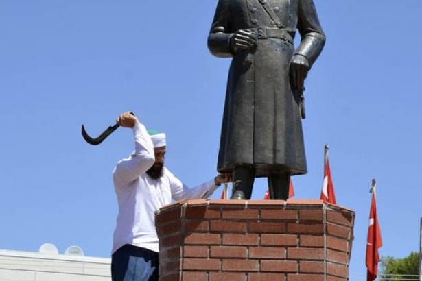 AKİT;ATATÜRK’E SALDIRI ABARTILIYOR,15 TEMMUZU SARIKLILAR DURDURDU