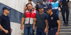 ATİLLA TAŞ,AMCASI DAYISI OLAN ELİNİ KOLUNU SALLAYARAK ÇIKIYOR,GÜNAH KEÇİSİ BEN MİYİM?