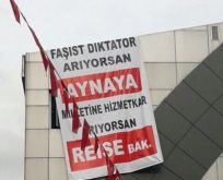 AKP’DEN KILIÇDAROĞLU’NA PANKARTLI PROTESTO,FAŞİST DİKTATÖR ARIYORSAN AYNAYA BAK