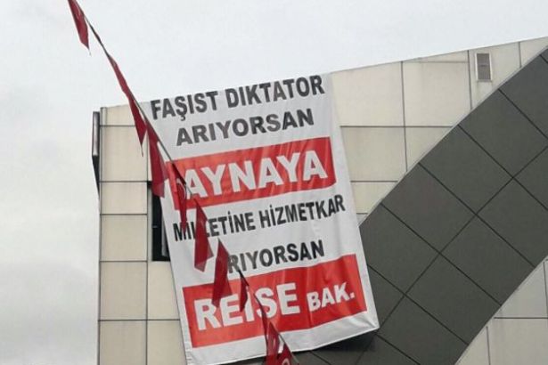 AKP’DEN KILIÇDAROĞLU’NA PANKARTLI PROTESTO,FAŞİST DİKTATÖR ARIYORSAN AYNAYA BAK