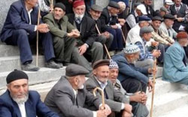 EMEKLİLER AÇLIK,MEMURLAR YOKSULLUKLA SAVAŞIYOR