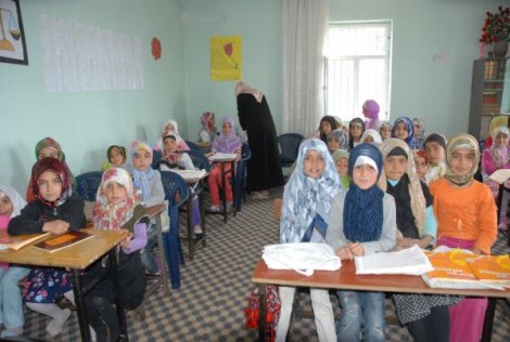 TÜRKİYE NEREYE? SEÇMELİ KUR’AN DERSİ ZORUNLU HALE GETİRİLDİ;BAŞ ÖRTÜSÜ ZORUNLULUĞU