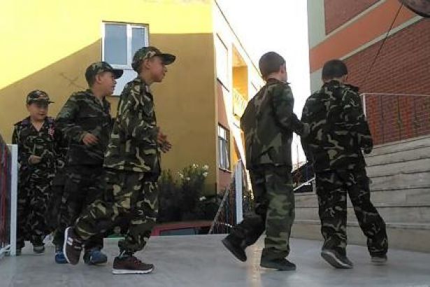 ASKER KIYAFETLİ ÖĞRENCİLERLE OKULLARDA 15 TEMMUZ ŞOVU