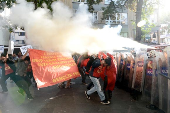 YÖK PROTESTOLARINDA ÖĞRENCİLERLE POLİS ÇATIŞTI,ÇOK SAYIDA YARALI VAR